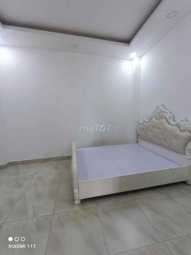 Rent a three-story four-way bedroom of the Rose-Scars-Roll near the Great City.