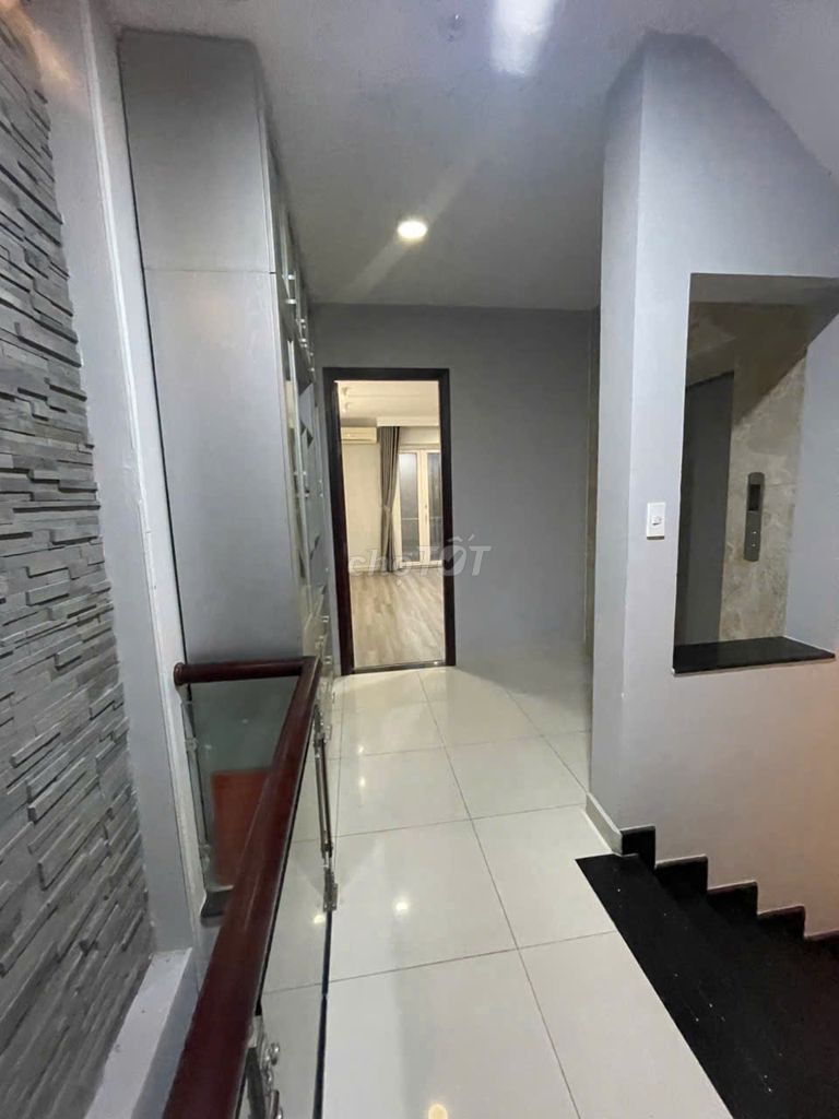 Rents 97 Hoàng Trọng Mậu, District 7-- 4-story vault, 9 bedrooms-- 69 million.