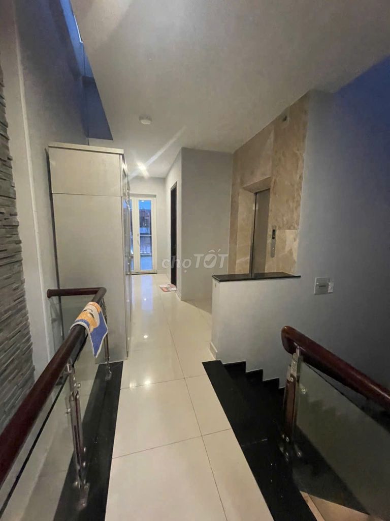 Rents 97 Hoàng Trọng Mậu, District 7-- 4-story vault, 9 bedrooms-- 69 million.