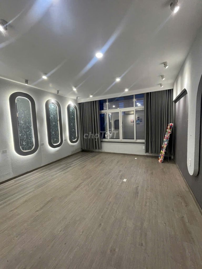 Rents 97 Hoàng Trọng Mậu, District 7-- 4-story vault, 9 bedrooms-- 69 million.