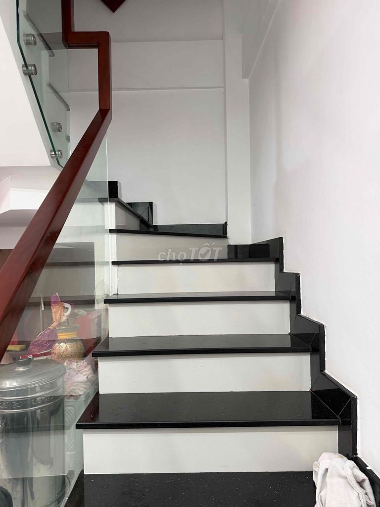 3 suites 10 Nguyễn Đình Chiểu.