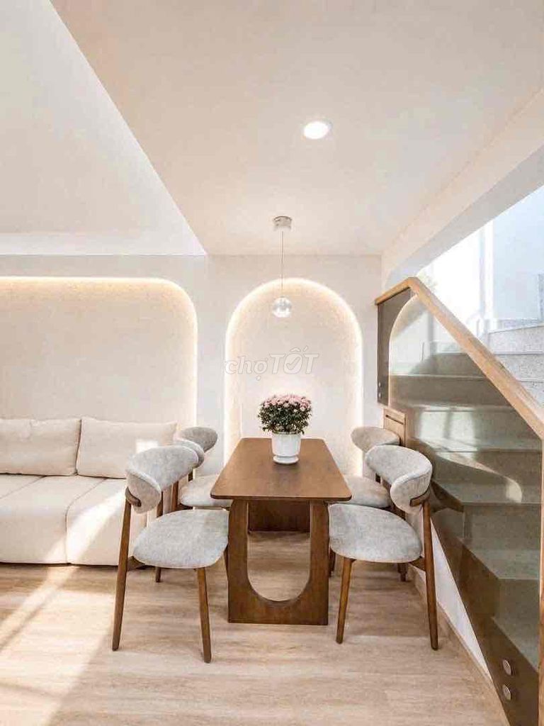 Rent the entire four bedrooms, three toilets in the center. Good to see you.