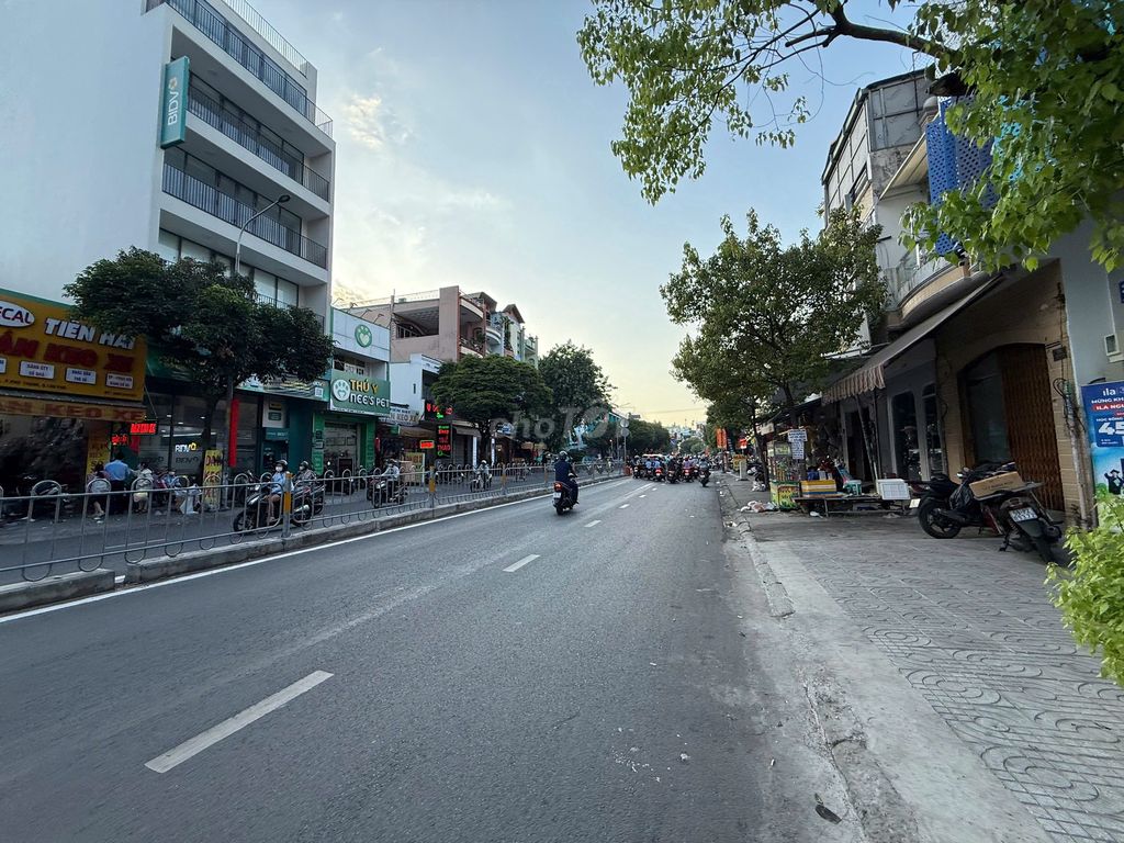 Rent the Hòa Bình 8 x 15 cash house. 1 ground 1 st floor, super nice position.