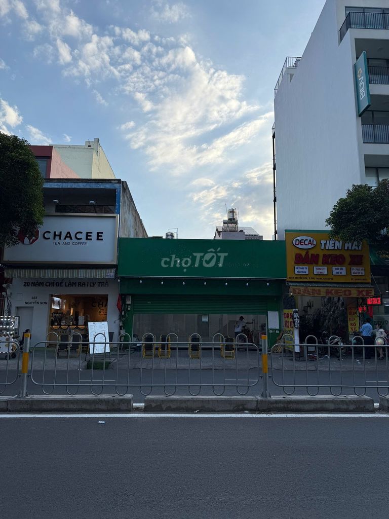 Rent the Hòa Bình 8 x 15 cash house. 1 ground 1 st floor, super nice position.