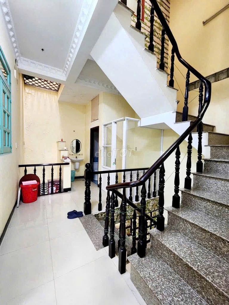 for rent: Thành Thái, District 10.