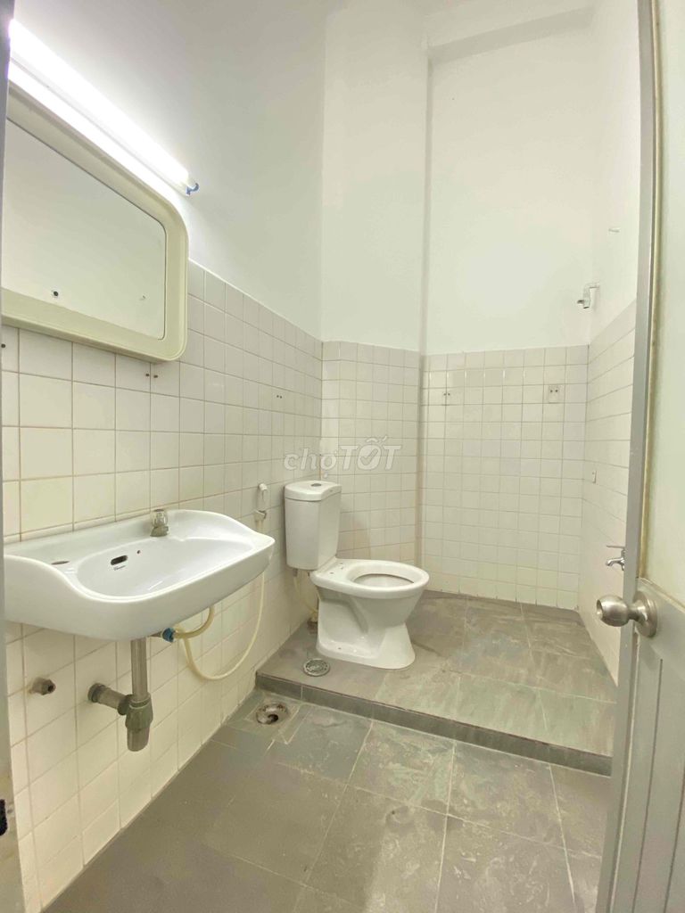 Rent Kinh Dương Vương District 6th Channel. Six-foot-four-two-four-four-four-four. Twenty-millionth floor.