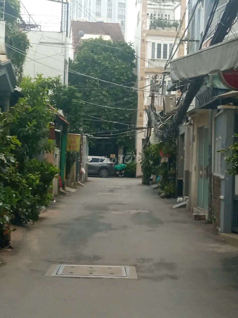 Rent a 1st floor 2 blocks down the back of the 730 car near the market.