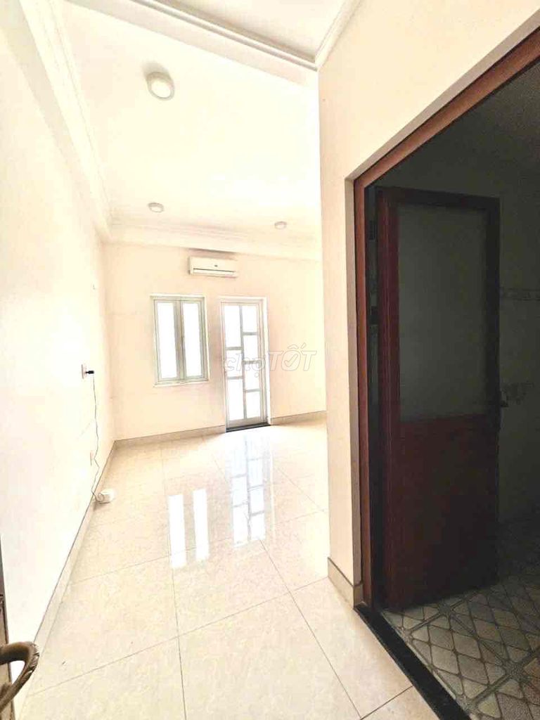 The owner of the house is the owner of the 7-size 7-room apartment. 1 m elevator for 59 million A.D.