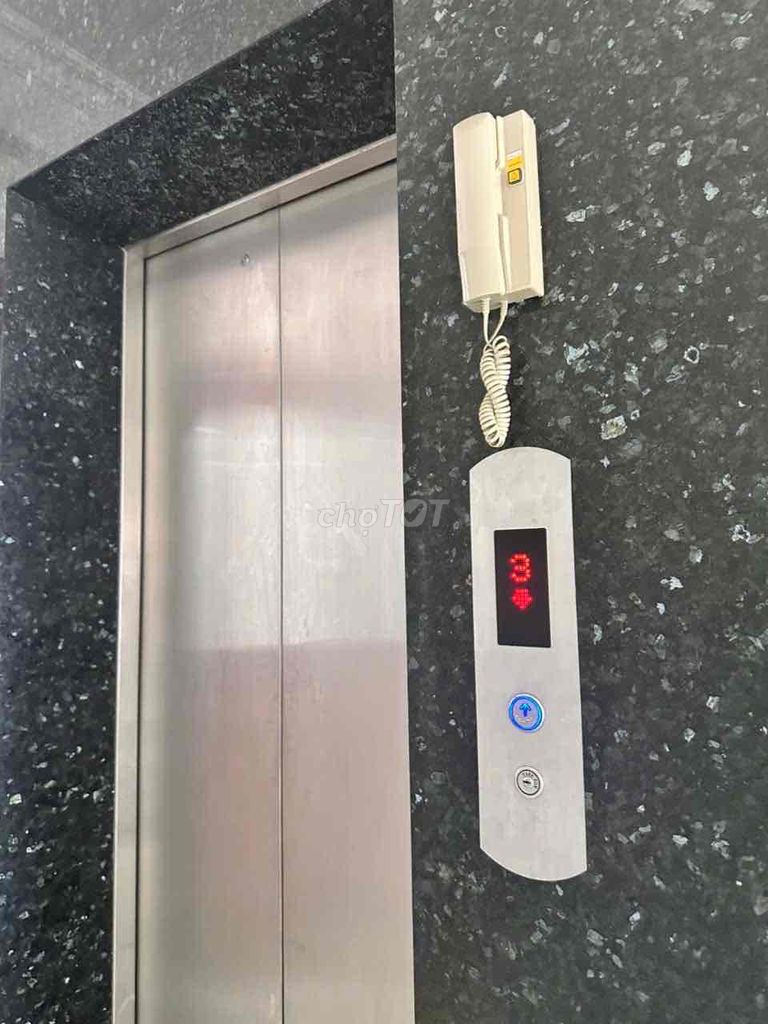 The owner of the house is the owner of the 7-size 7-room apartment. 1 m elevator for 59 million A.D.