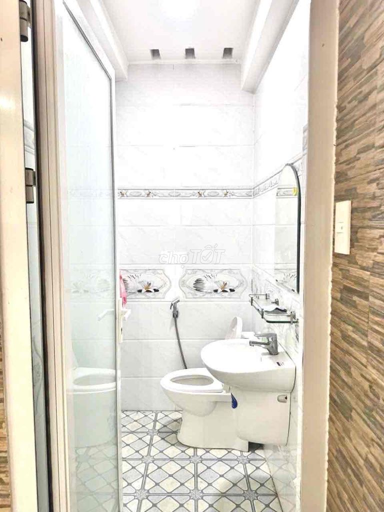The owner of the house is the owner of the 7-size 7-room apartment. 1 m elevator for 59 million A.D.