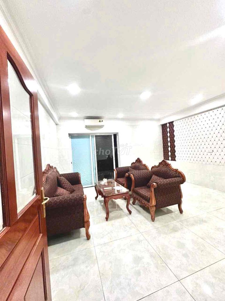The owner of the house is the owner of the 7-size 7-room apartment. 1 m elevator for 59 million A.D.