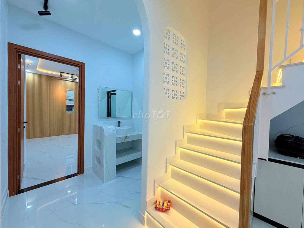 Rent the original house on Đoàn Văn Bơ District 4 front.