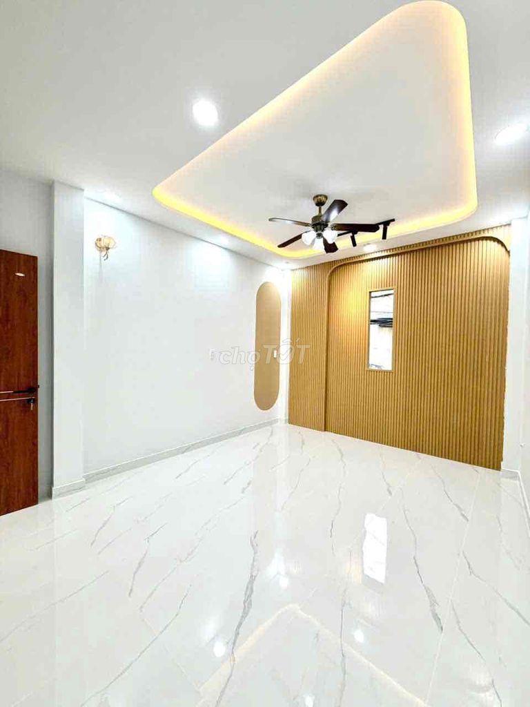 Rent the original house on Đoàn Văn Bơ District 4 front.