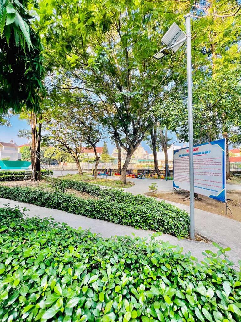 Rent a four-and-a-half-foot-thirty-two-four-four-four-room bathroom in Park Park.