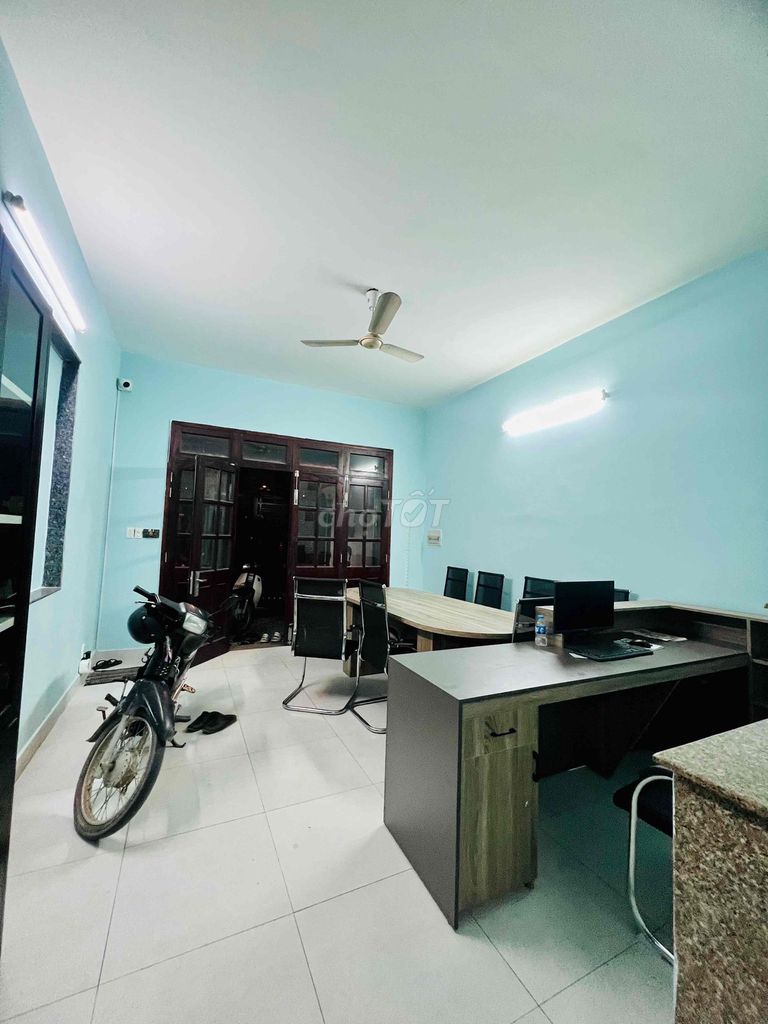 Rent a four-and-a-half-foot-thirty-two-four-four-four-room bathroom in Park Park.