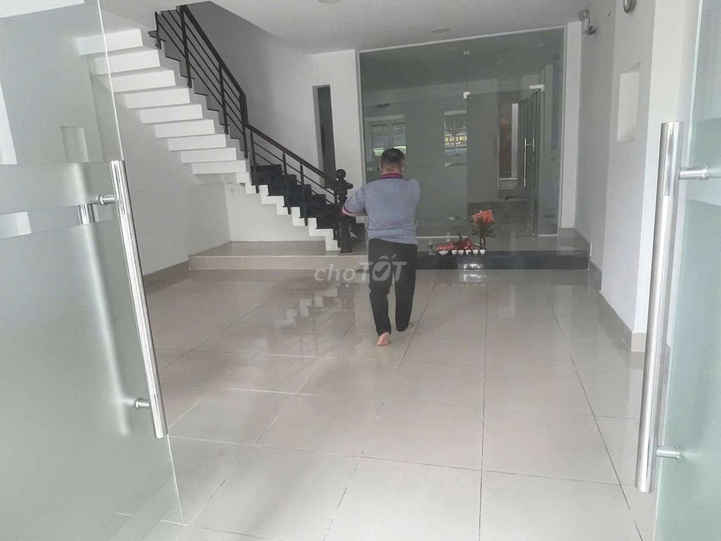 Rent whole cash on 65th Street, 24 meters east.