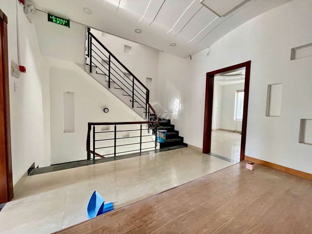 Rent whole cash on 65th Street, 24 meters east.