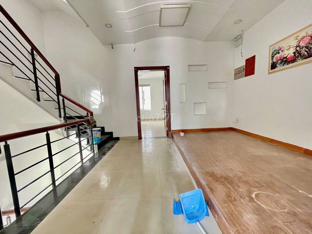 Rent whole cash on 65th Street, 24 meters east.