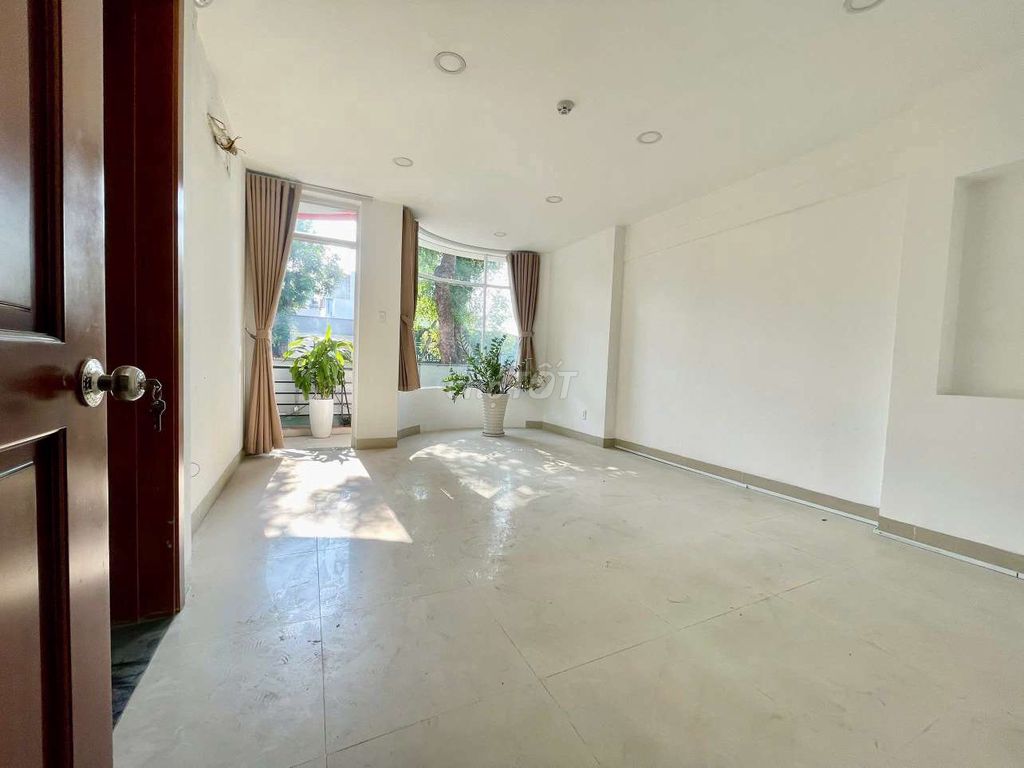 Rent whole cash on 65th Street, 24 meters east.