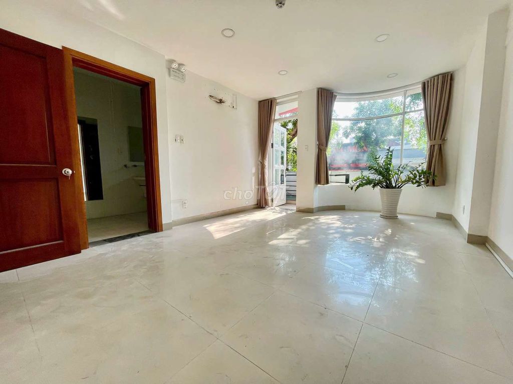 Rent whole cash on 65th Street, 24 meters east.