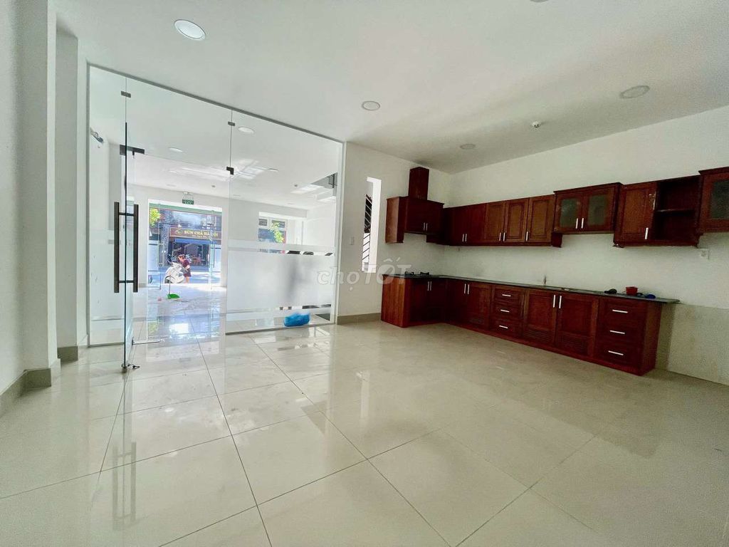 Rent whole cash on 65th Street, 24 meters east.
