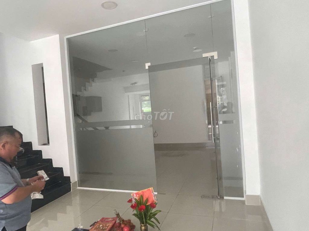 Rent whole cash on 65th Street, 24 meters east.