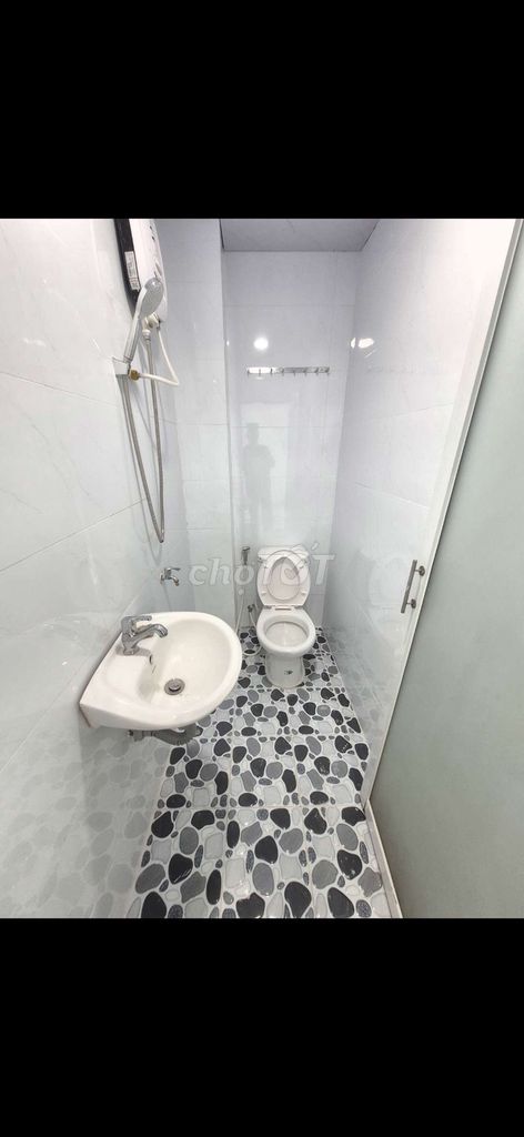 Rent two bedrooms. Two new toilets. Hext Lê Trọng Tấn.