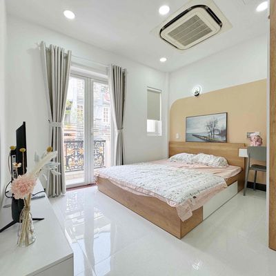 One bedroom has a balcony that's 40 meters wide in the third-grade Viettel building.