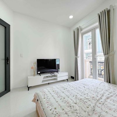 One bedroom has a balcony that's 40 meters wide in the third-grade Viettel building.