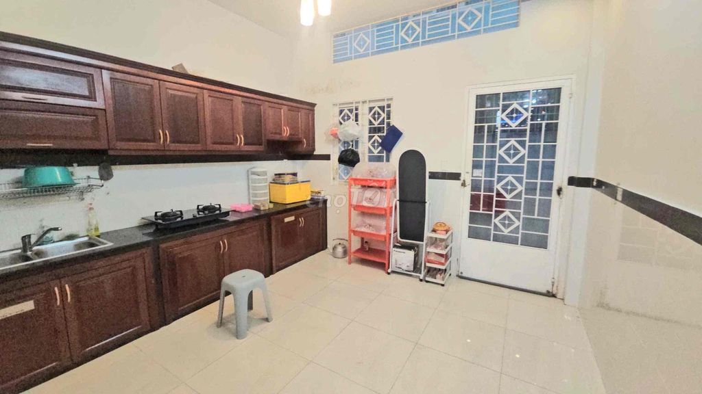 Intravenous car park door 4 x18 4 bedroom 3 toilets