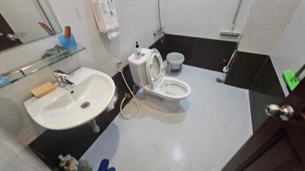 Intravenous car park door 4 x18 4 bedroom 3 toilets