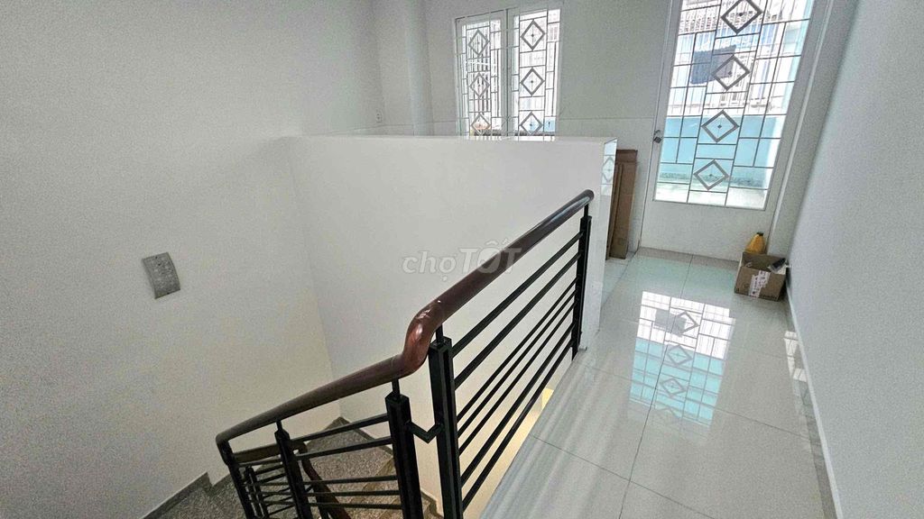 Intravenous car park door 4 x18 4 bedroom 3 toilets