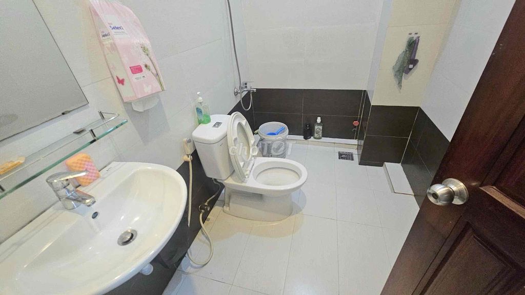 Intravenous car park door 4 x18 4 bedroom 3 toilets