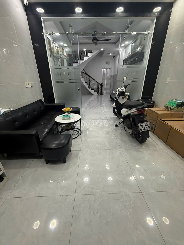 The 6th floor of the 6th floor with Thoại Ngọc Hầu _4 m_3 "4 bedroom + 3 toilets"