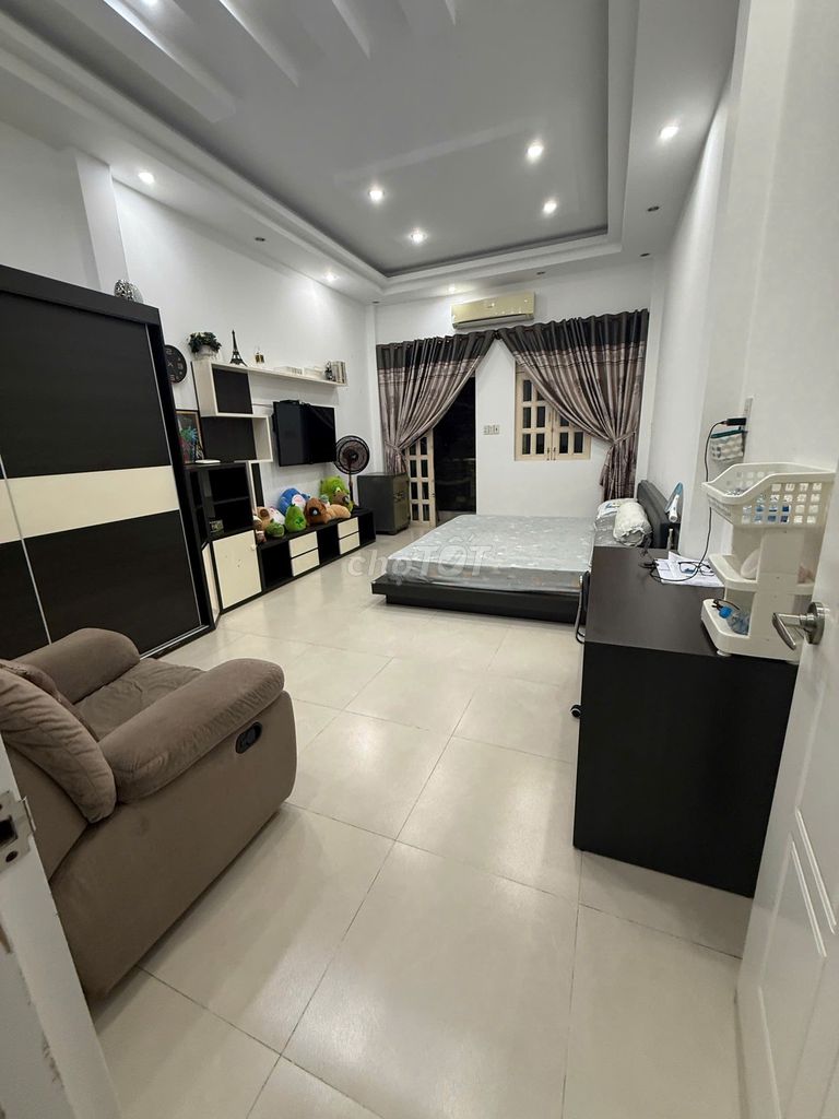 The 6th floor of the 6th floor with Thoại Ngọc Hầu _4 m_3 "4 bedroom + 3 toilets"