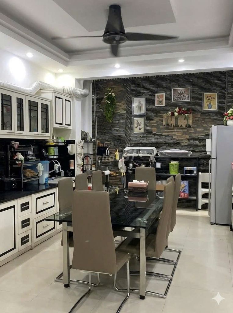 The 6th floor of the 6th floor with Thoại Ngọc Hầu _4 m_3 "4 bedroom + 3 toilets"