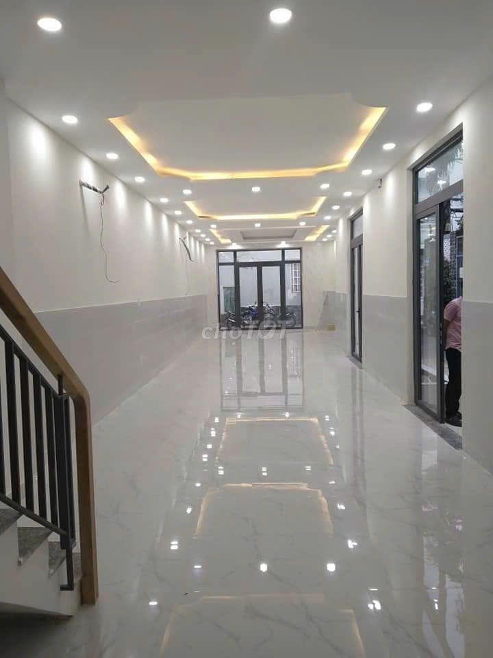 He rented the corner of Lê Văn Sỹ.4.2 m. 2 floors for 28 million.