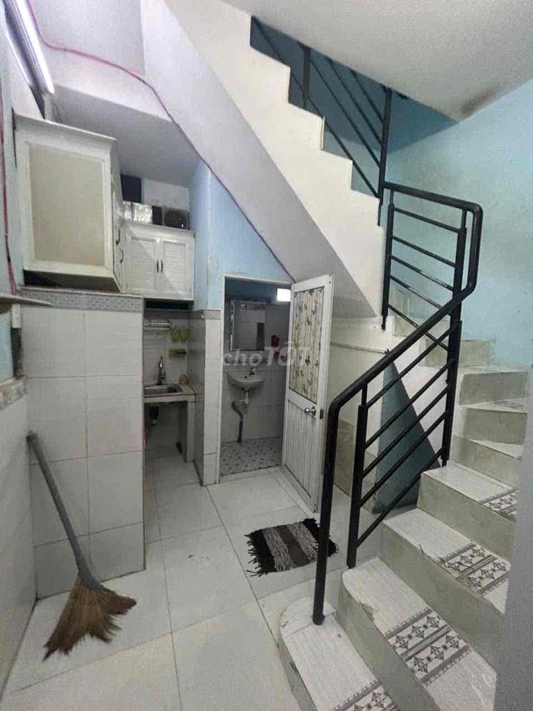 Nguyễn Duy Cung.4 m.8 m. y'all, the elevator's worth 6 million tri-ways.