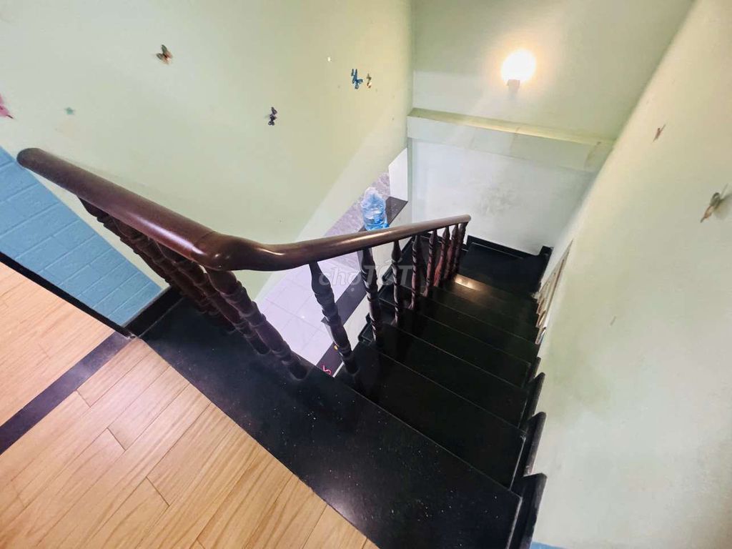 Rent a two-sided corner building, area used: 100 meters2. No more Qcs