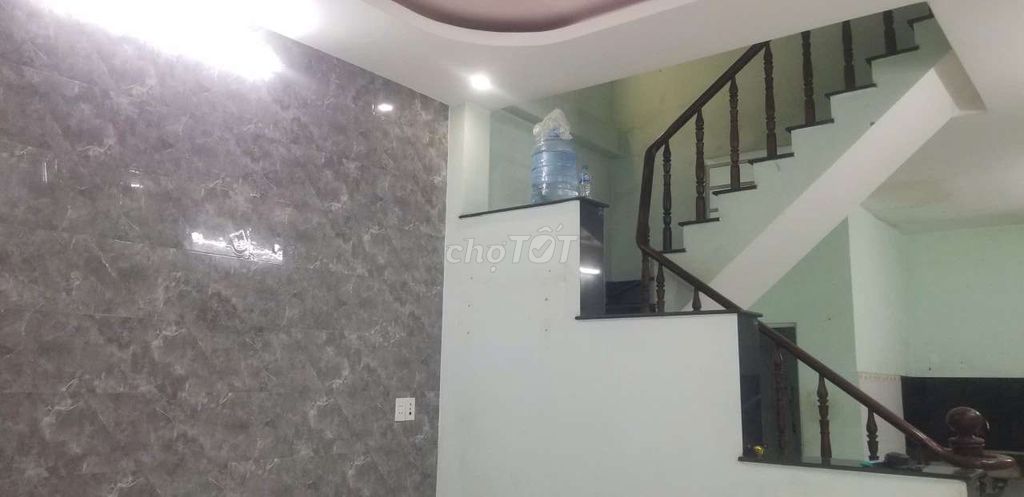 Rent a two-sided corner building, area used: 100 meters2. No more Qcs