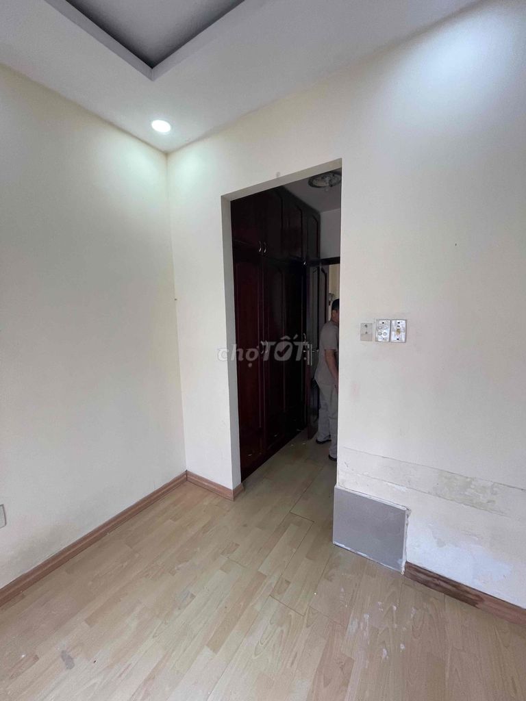 Rent a garage on Nguyễn Hồng Đào 4 x7 1st 3th floor bedroom 4 toilets