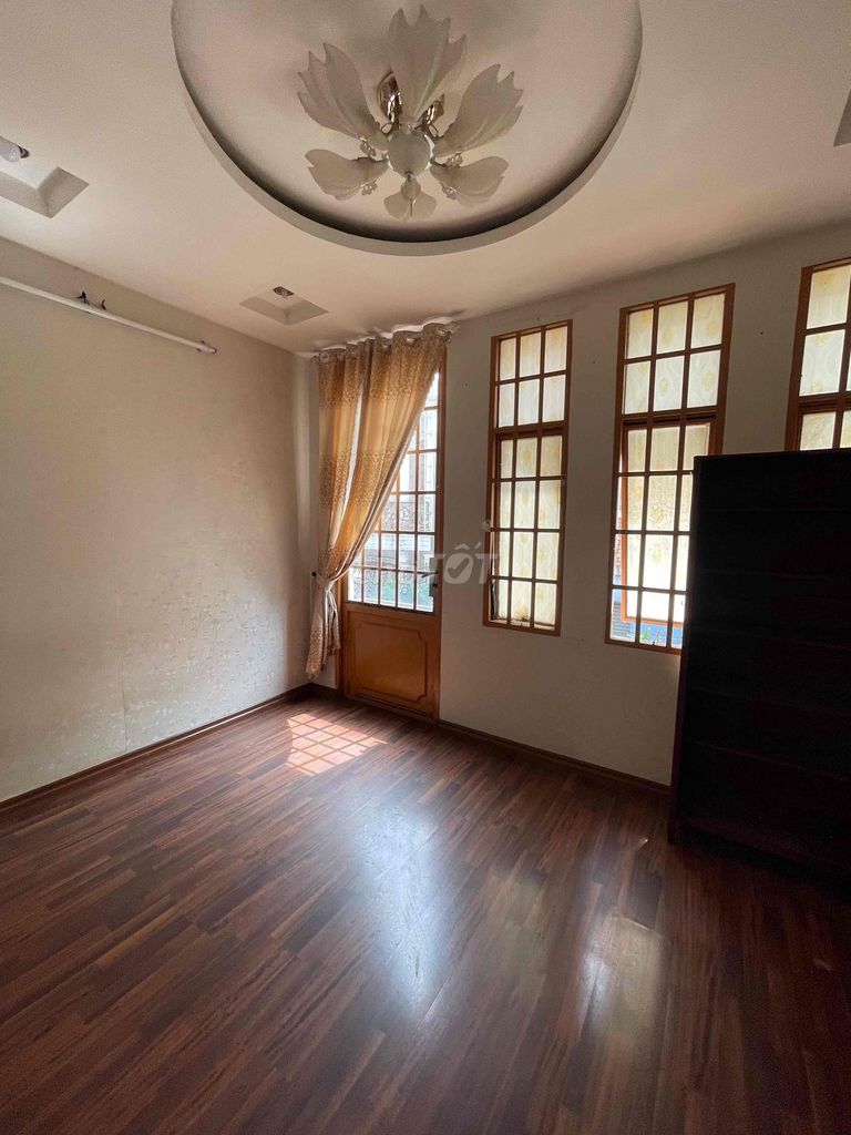 Rent a garage on Nguyễn Hồng Đào 4 x7 1st 3th floor bedroom 4 toilets