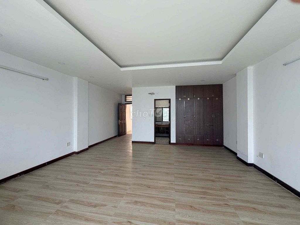 Rent a building on 56th Street, noon - 500m2 floors, 35 million a month.