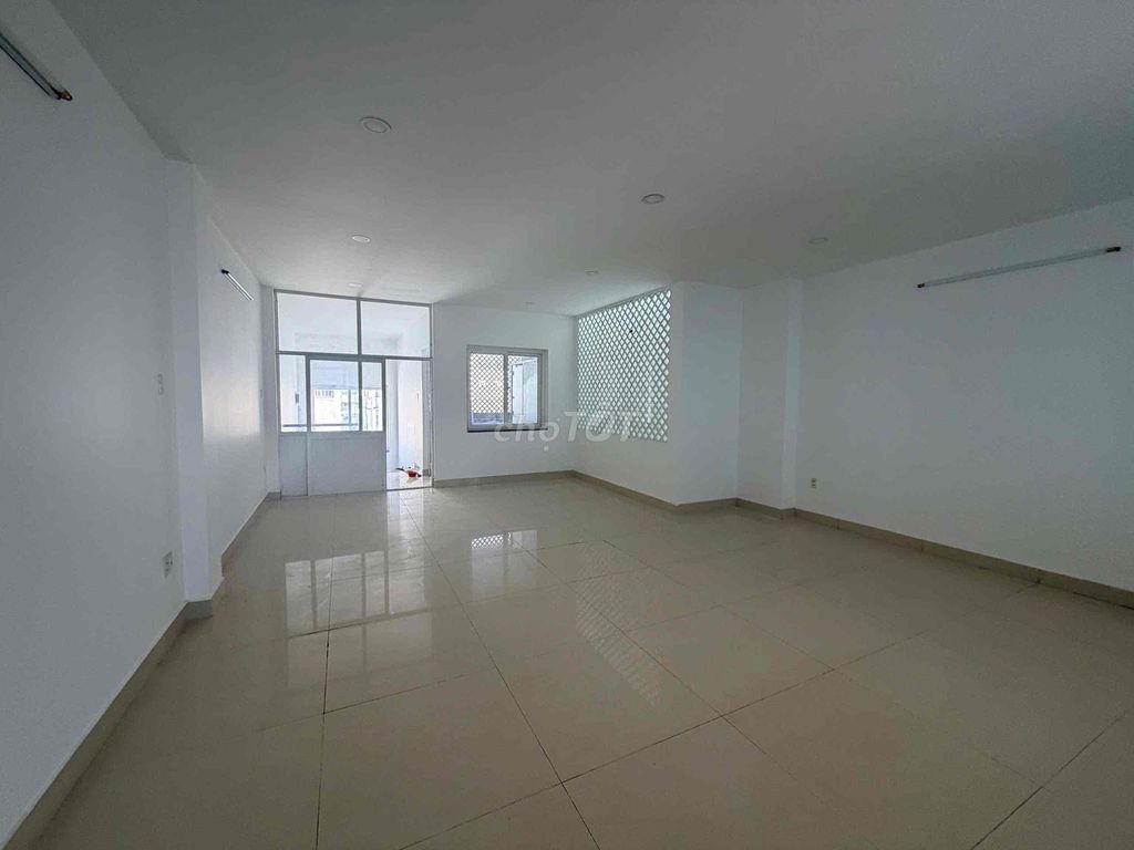 Rent a building on 56th Street, noon - 500m2 floors, 35 million a month.