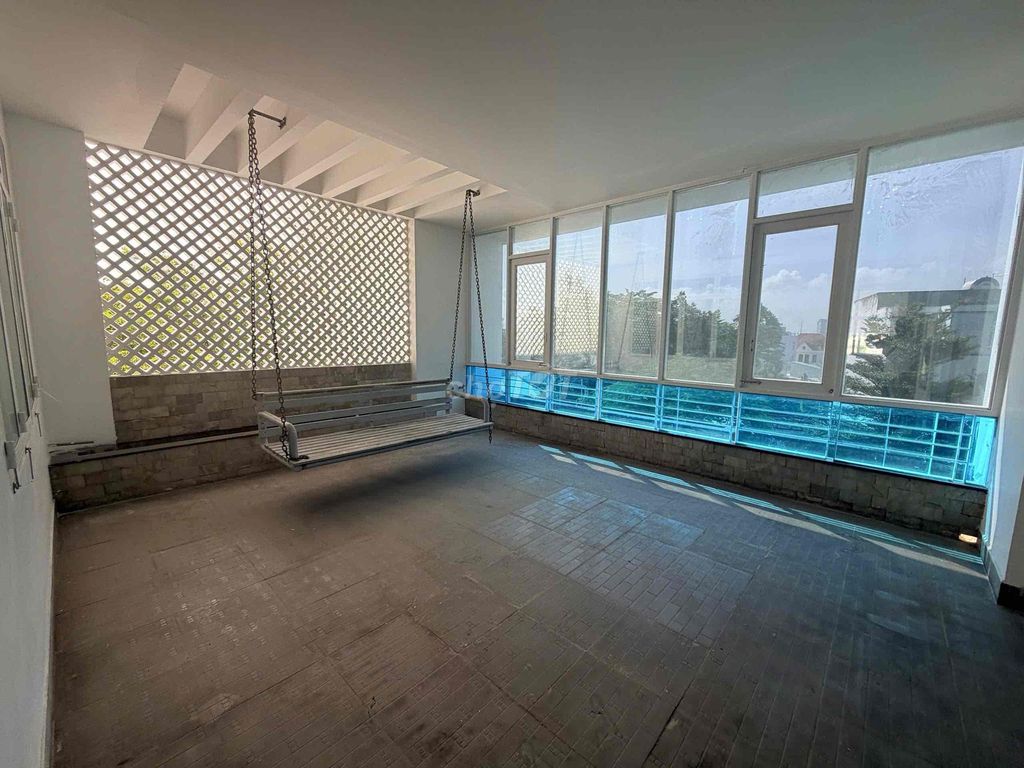 Rent a building on 56th Street, noon - 500m2 floors, 35 million a month.