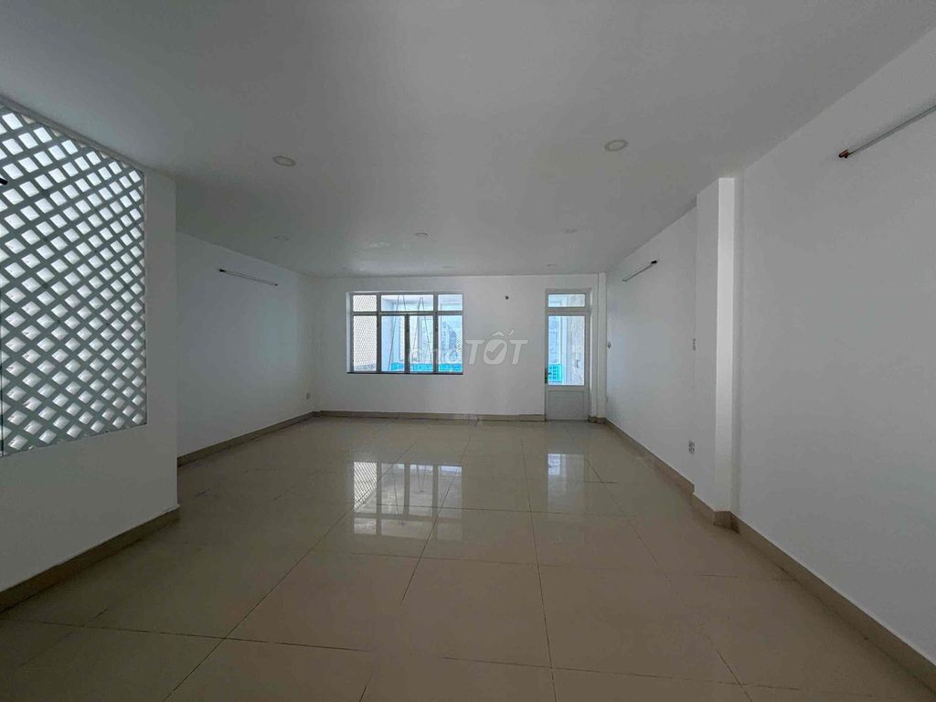 Rent a building on 56th Street, noon - 500m2 floors, 35 million a month.