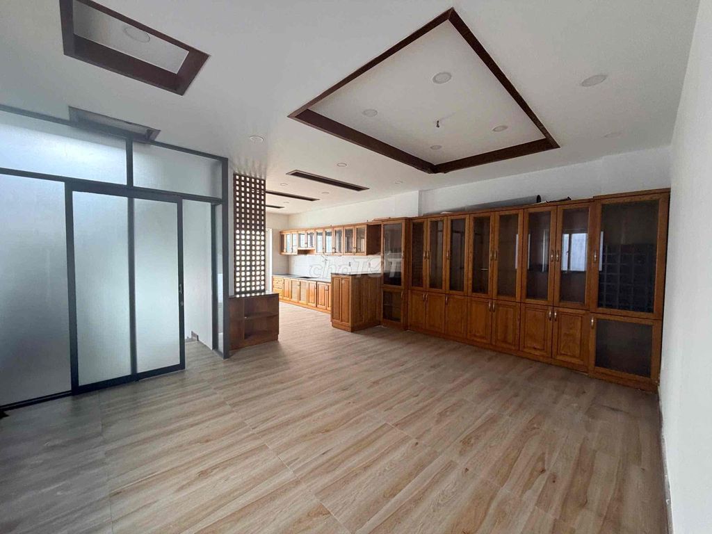 Rent a building on 56th Street, noon - 500m2 floors, 35 million a month.