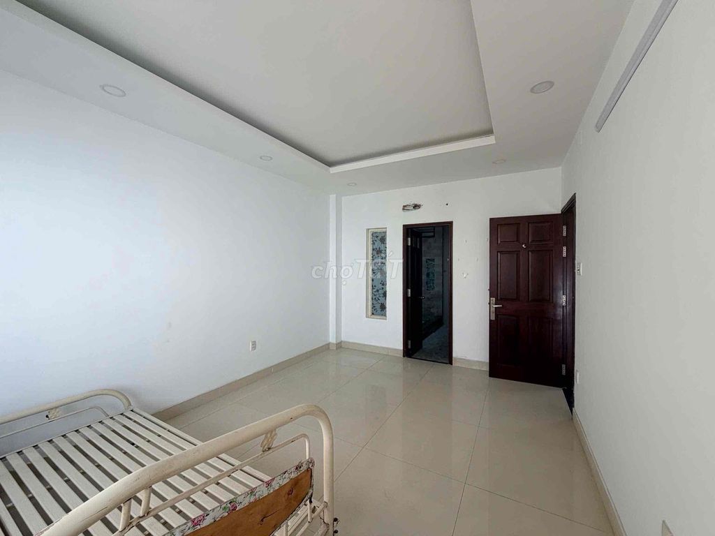 Rent a building on 56th Street, noon - 500m2 floors, 35 million a month.