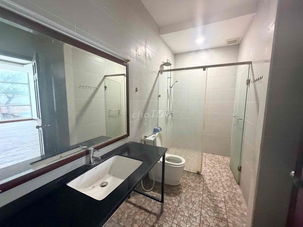 Rent a building on 56th Street, noon - 500m2 floors, 35 million a month.