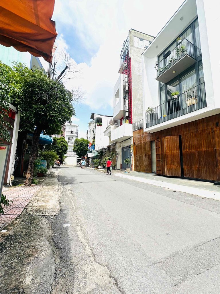 It's the owner who rents the two-thirst Tân Sơn Nhì, which is super cheap.